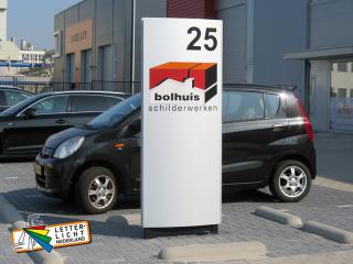 Onverlichte ovale zuil met logo en huisnummer